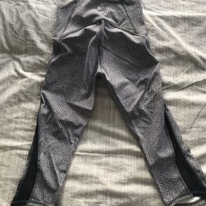 Size 4 Lululemon crops w/ rip tag attached